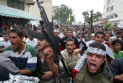 Gaza, 5 morti, Hamas spara sui palestinesi