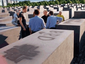 Berlino: svastiche sul memoriale dell’Olocausto