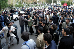 Iran: studenti attaccano sede diplomatica Egitto colpevole di “cooperazione con Israele”