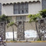 fachada-de-la-sinagoga-de-caracas-con-grafitis-pintados-en-2006_preview