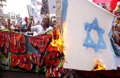 Torino: ancora una bandiera d’Israele bruciata