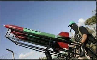 Gaza: razzi Qassam e colpi di mortaio contro Israele anche durante lo Yom Kippur: l’aviazione israeliana colpisce postazione lanciarazzi