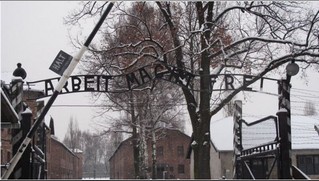 Furto-profanazione ad Auschwitz: rubata l’insegna “Arbeit macht frei”