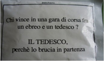 Sulla bustina di zucchero uno sberleffo all’Olocausto