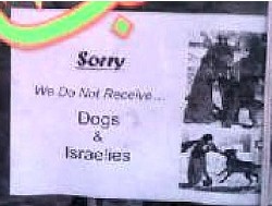 Giordania, ‘Vietato l’ingresso a cani e israeliani’: cartello choc sui locali di Petra