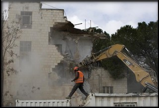 Gerusalemme: anche la demolizione di un edificio fatiscente per i palestinesi e i loro amici è un pretesto per gridare allo scandalo!