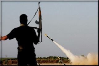 Gaza: nuovo lancio di razzi contro Israele. L’aviazione risponde bombardando i tunnel del contrabbando: forte esplosione