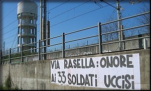 Anniversario delle Fosse Ardeatine, striscione a Roma: «Via Rasella. Onore ai 33 soldati uccisi»