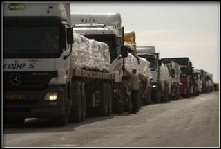 Gaza: nonostante gli attacchi, ieri migliaia di camion di aiuti sono entrati nella Striscia di Gaza