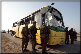 Un missile anticarro lanciato da Gaza colpisce una scuolabus: 2 feriti, di cui uno grave