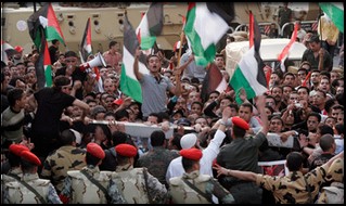 Il Cairo: manifestazione di fronte all’ambasciata israeliana inneggia ad una “nuova intifada”