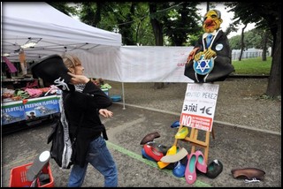 Torino, “gioco” al festival degli autonomi: scarpe contro la sagoma di Peres