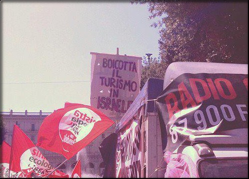 I pacifinti strumentalizzano anche il Gay Pride a Roma: durante la sfilata Sinistra e Libertà invita a boicottare Israele!