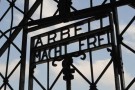 Oltraggio e profanazione della Shoah a Dachau (Germania): rubata la scritta “Arbeit Macht Frei” dal campo di steminio nazista