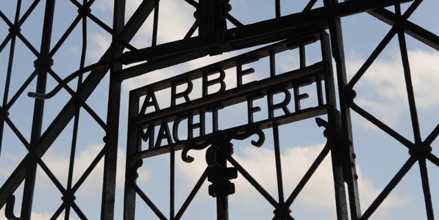 arbeit-macht-frei-dachau-campo-sterminio-nazismo-focus-on-israel