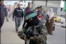 Gaza, parata militare di Hamas per 27° anniversario fondazione: “Libereremo i detenuti in Israele”