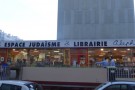 Dilaga l’antisemitismo in Francia: attaccata libreria ebraica a Villeurbanne (Lione)