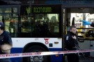 Terrore a Tel Aviv: palestinese accoltella 13 persone su un bus di pendolari. Hamas: “Atto eroico”.
