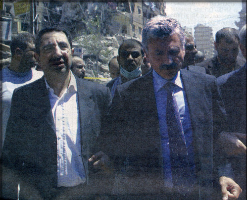 Agosto 2006: Massimo D'Alema, allora Ministro degli Esteri del governo italiano, sottobraccio ad Hezbollah: dimmi con chi vai e ti dirò chi sei...