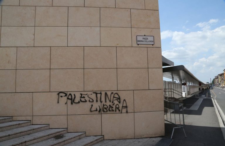 25 Aprile A Bologna Imbrattato Monumento Alla Shoah Focus On Israel