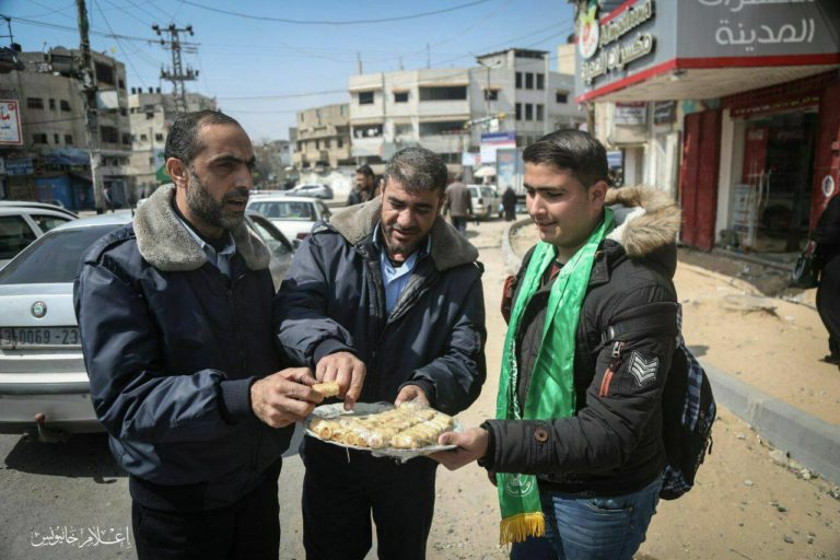 gaza-festeggiamenti-terrorismo-palestinese-caramelle-focus-on-israel
