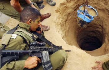 Gaza, crolla tunnel per traffici con Sinai, muore palestinese