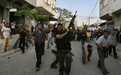Gaza: scontri Hamas-Fatah, 9 morti e decine feriti. Israele accoglie 180 sostenitori Abu Mazen in fuga