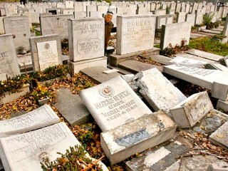 Bucarest, profanato il cimitero ebraico