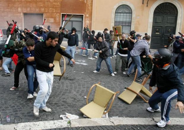 Roma: scontri tra studenti di destra e sinistra a Piazza Navona