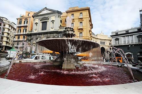 Napoli, Fontane del carciofo come Trevi:acqua tinta di rosso dall’estrema destra per protesta a favore di Gaza