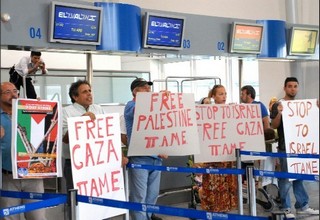 Atene: altri pacifinti bloccano il volo El Al per ”esprimere solidarieta’ al popolo di Gaza”