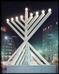 Catania: vandali antisemiti distruggono il candelabro di la Hanukkah