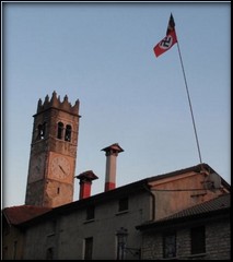 Scandalo a Treviso: una bandiera nazista sventola indisturbata sul tetto di una casa