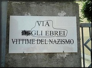Livorno: vandali deturpano targa “Via degli ebrei vittime del nazismo”