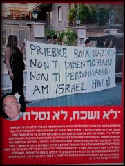 Roma, sit-in contro Priebke: “Sei un nazista e giri come un turista”
