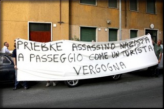 Roma, protesta pacifica contro Priebke: “Boia nazista, non ti perdoniamo”